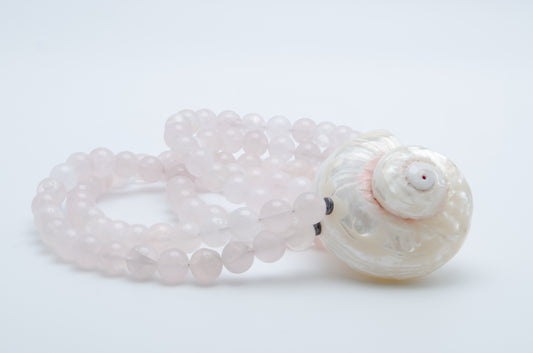 Colier: scoică, cuarț roz