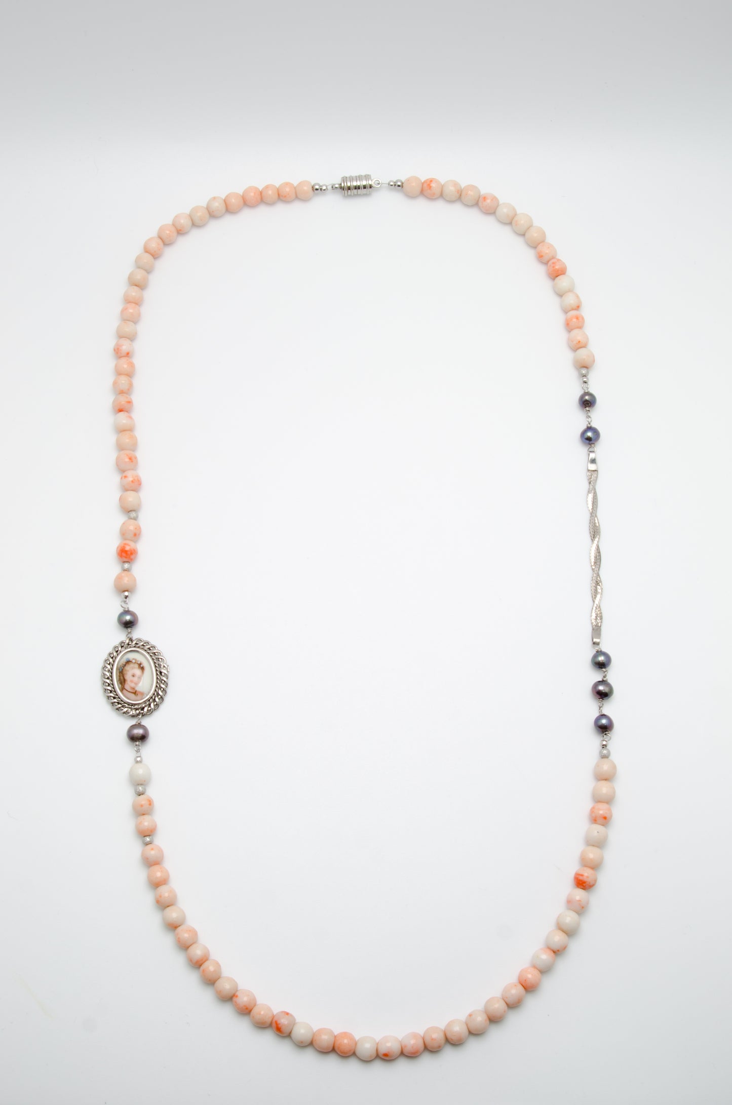 Colier: coral angel skin, perle tahiti, porțelan