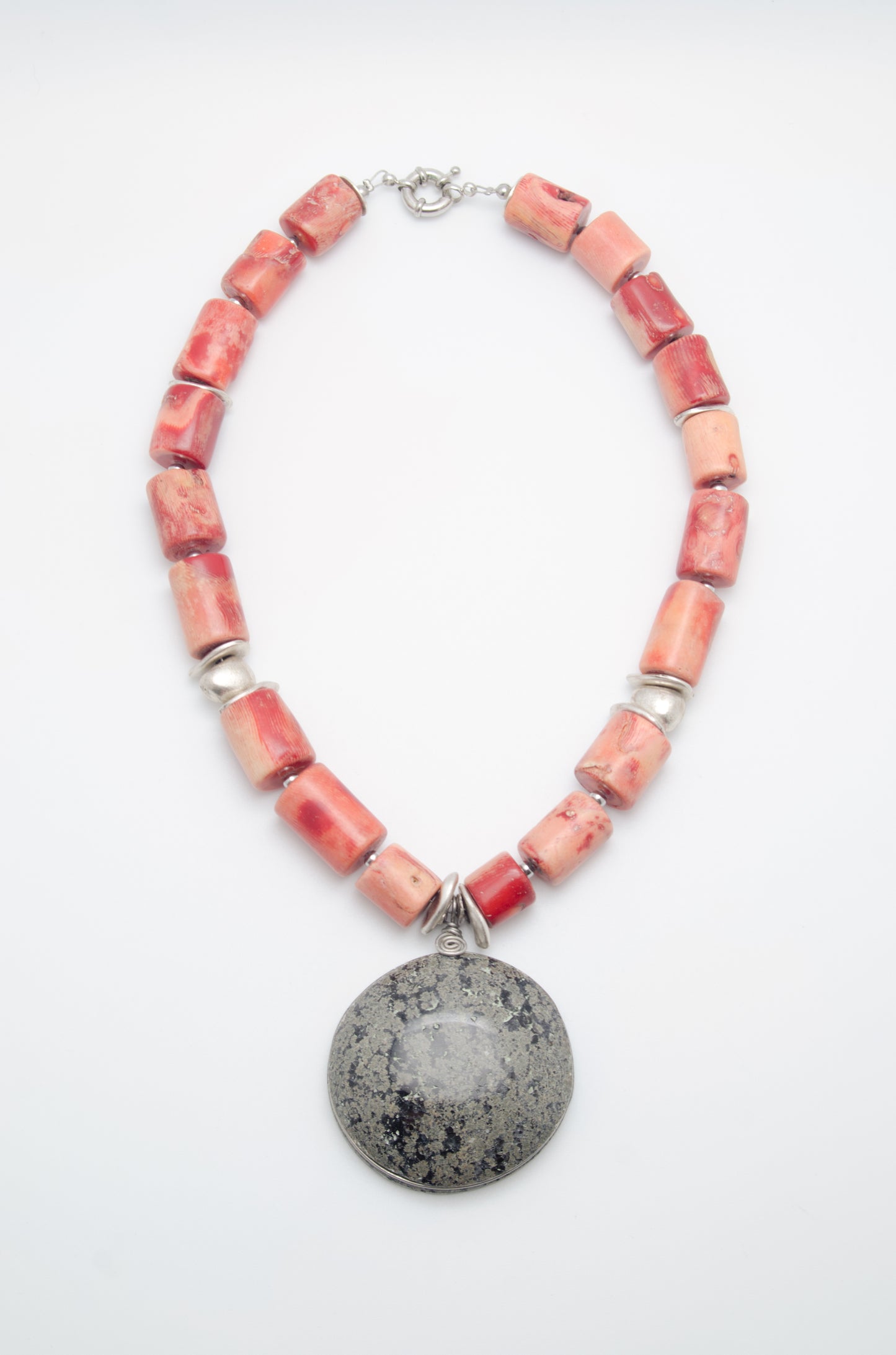 Colier: coral, jasp