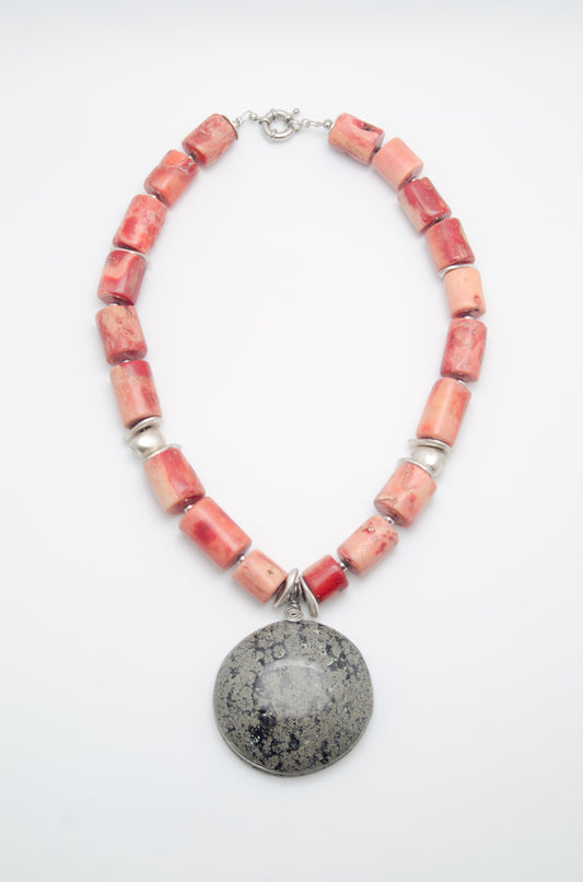 Colier: coral, jasp