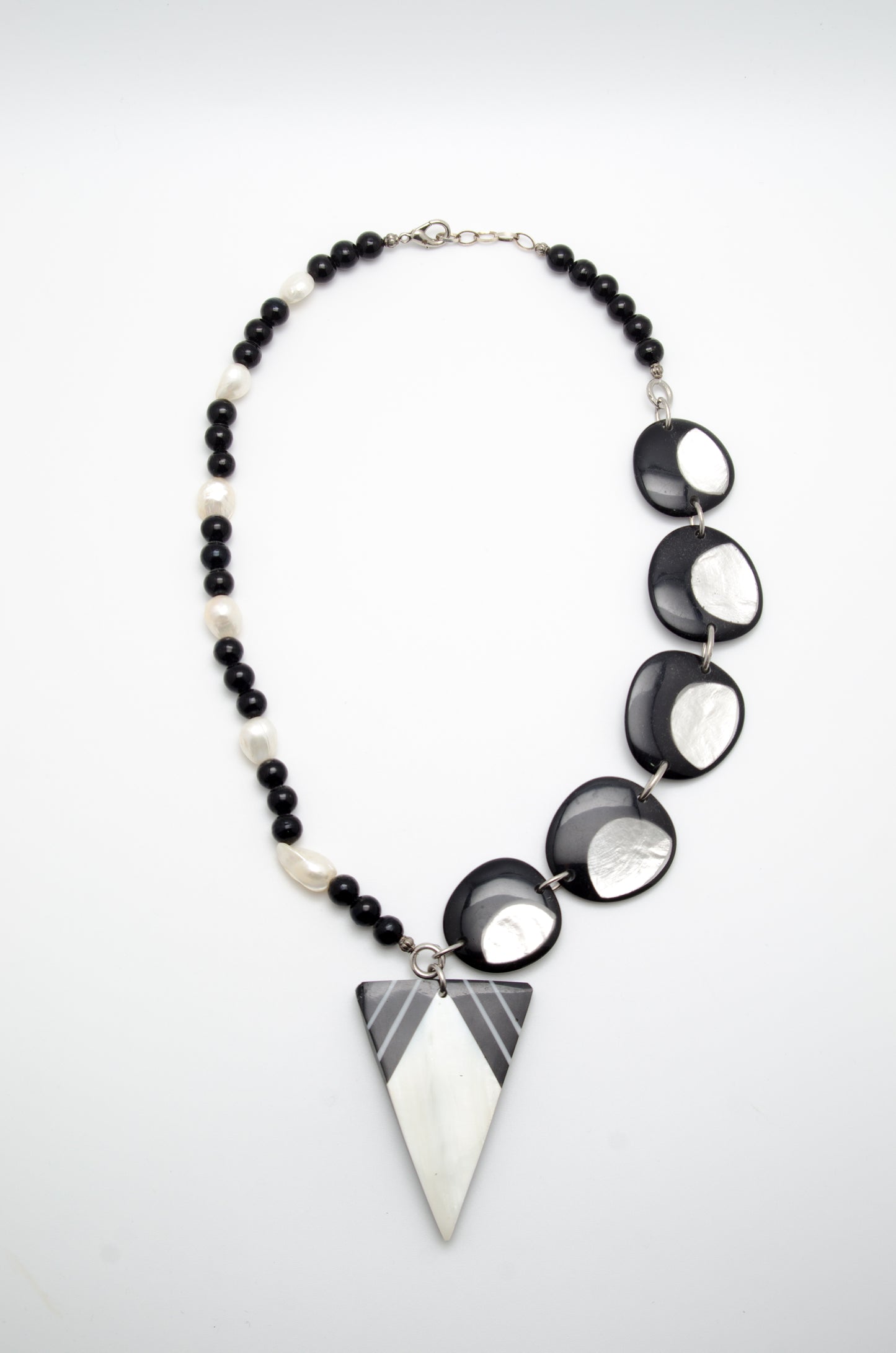 Colier: onyx, perle naturale, sidef, rășină