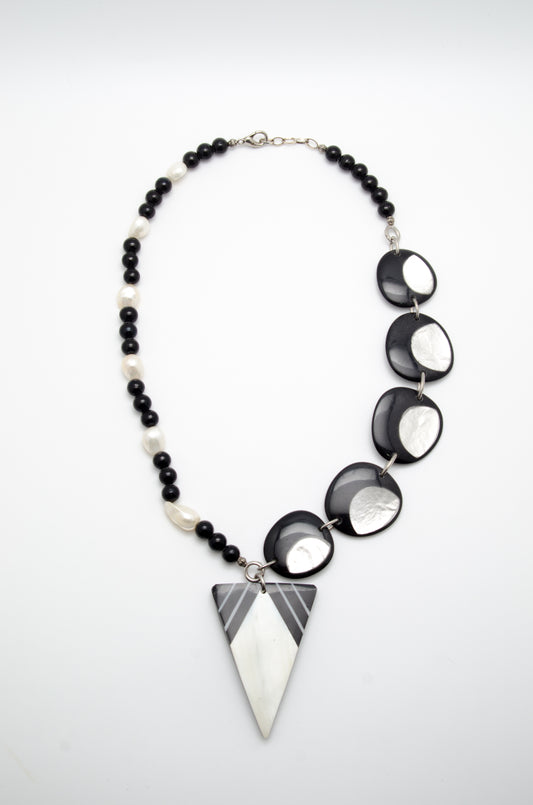 Colier: onyx, perle naturale, sidef, rășină