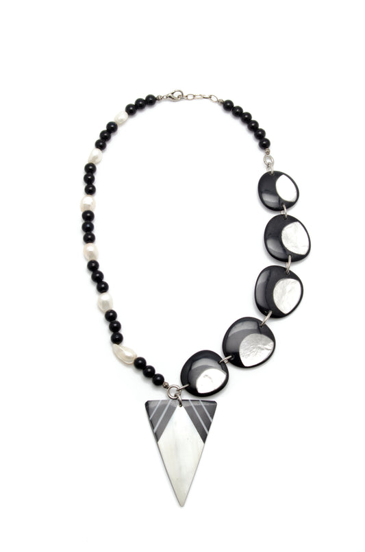 Colier: onyx, perle naturale, sidef, rășină