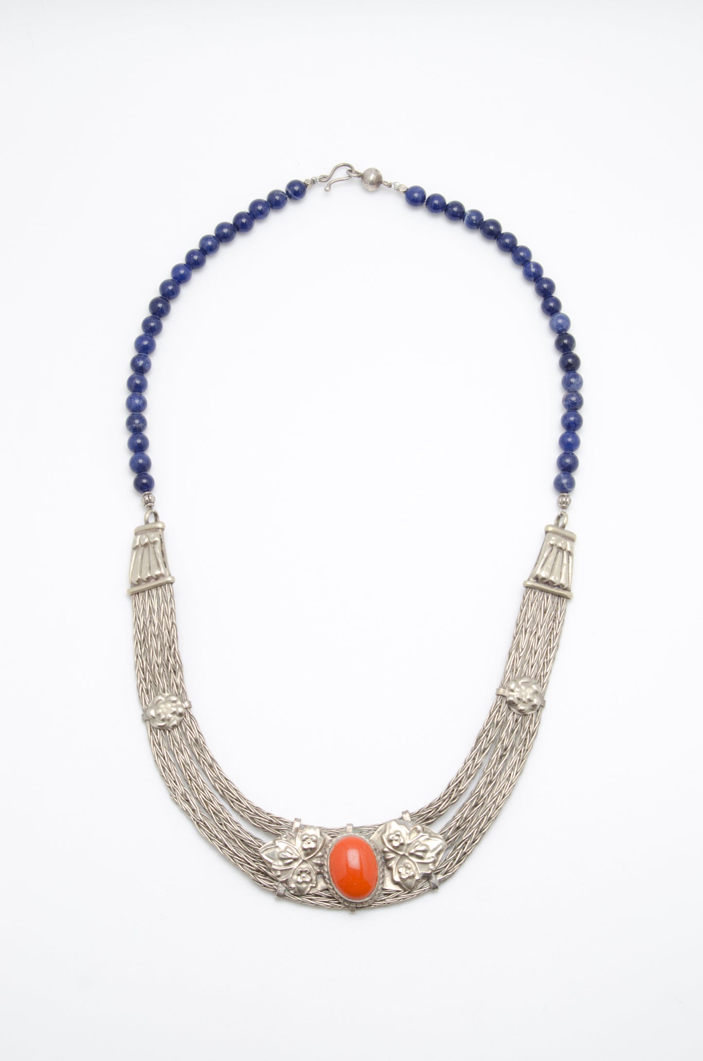 Colier: coral, lapis lazuli