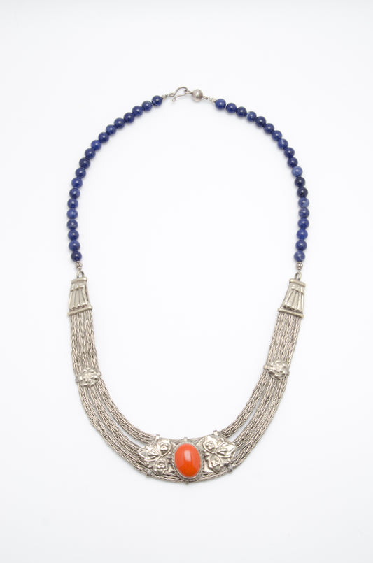 Colier: coral, lapis lazuli