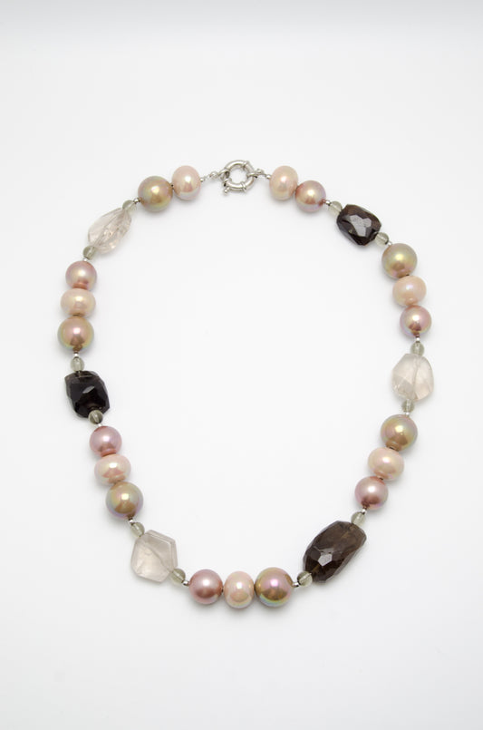 Colier: perle shell, cuarț fumuriu